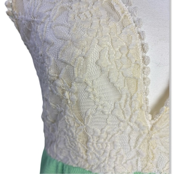 ⭐️UK2LA Lace and Green Sexy Romper - Picture 4 of 5